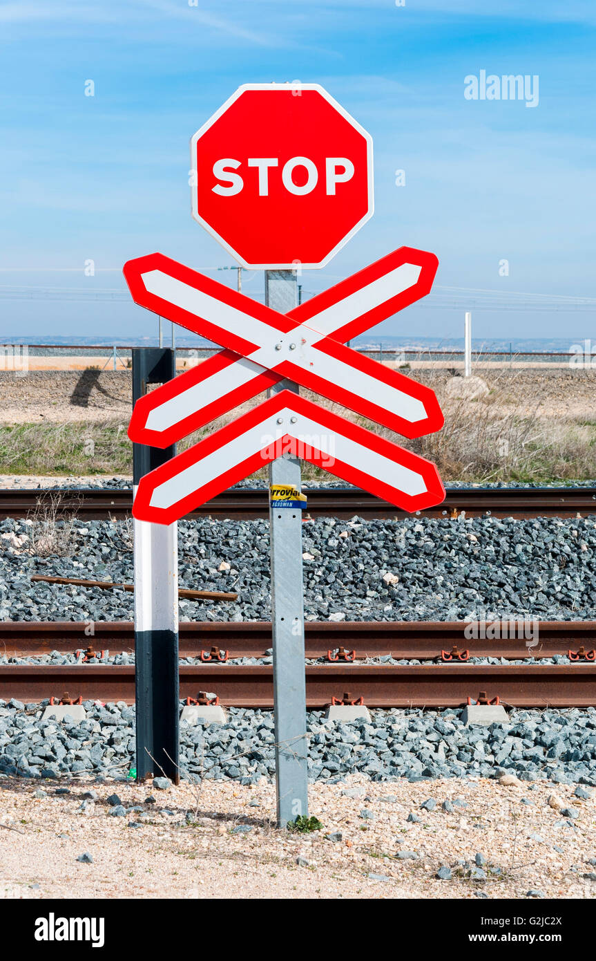 Stop-Schild in einem Bahnübergang ohne Barriere in der Provinz Toledo, Spanien Stockfoto