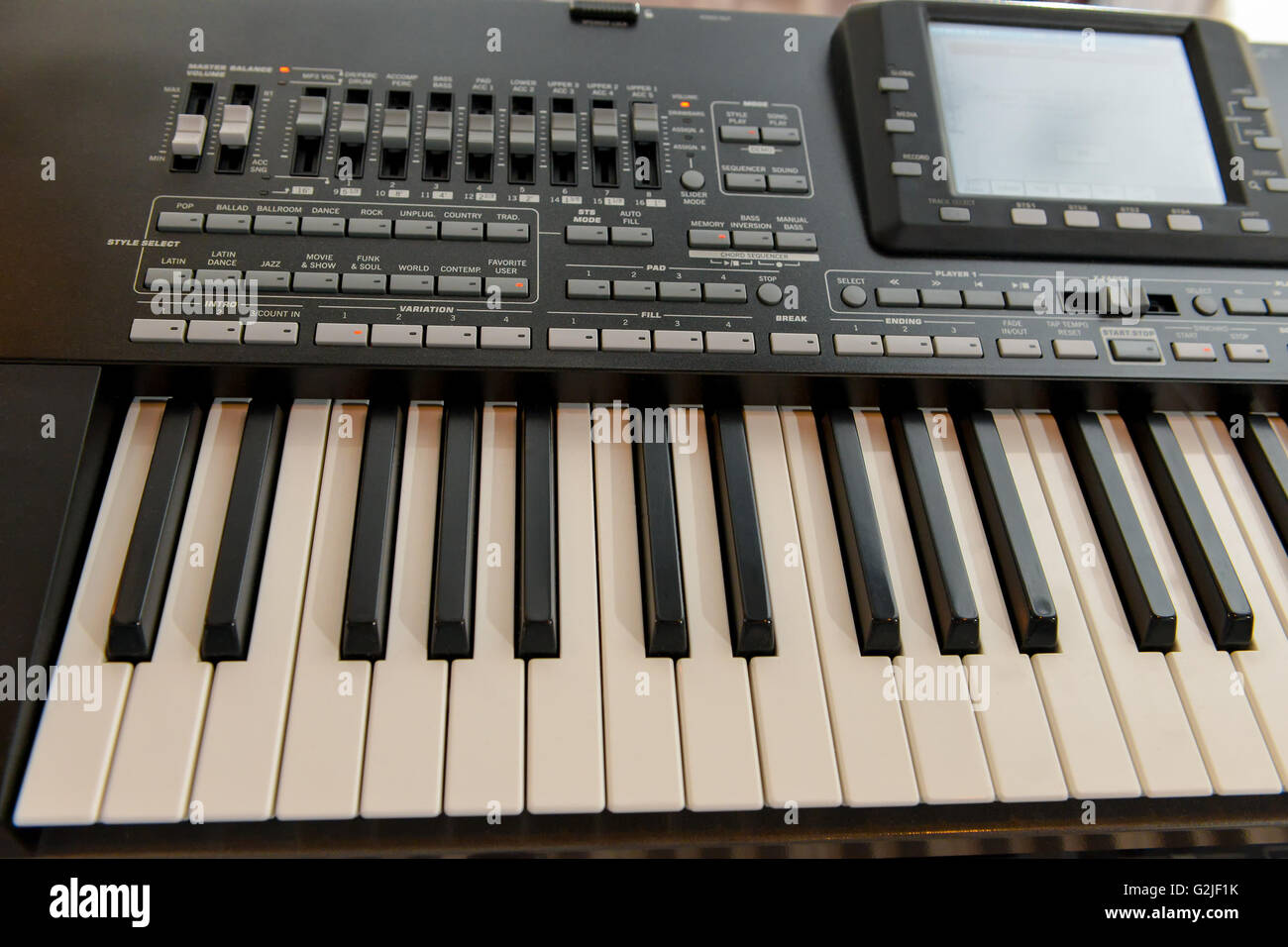 Musik Workstation Synthesizer mit Digitalanzeige und Standlicht Stockfoto