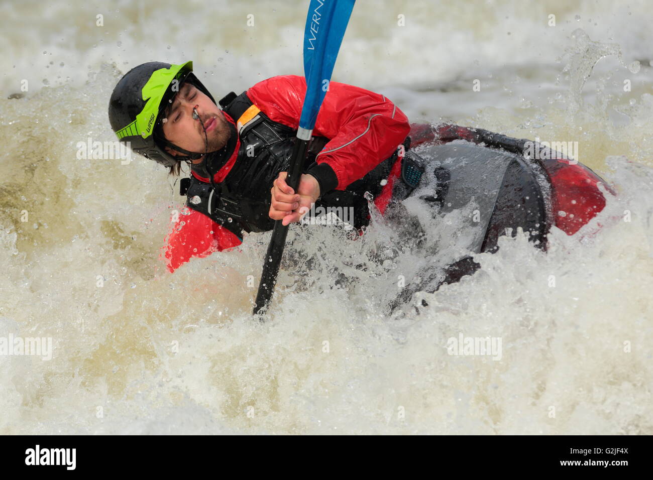 Ein Paddler in einem Playboat Spaß in einem Wildwasser-Stopper. Stockfoto