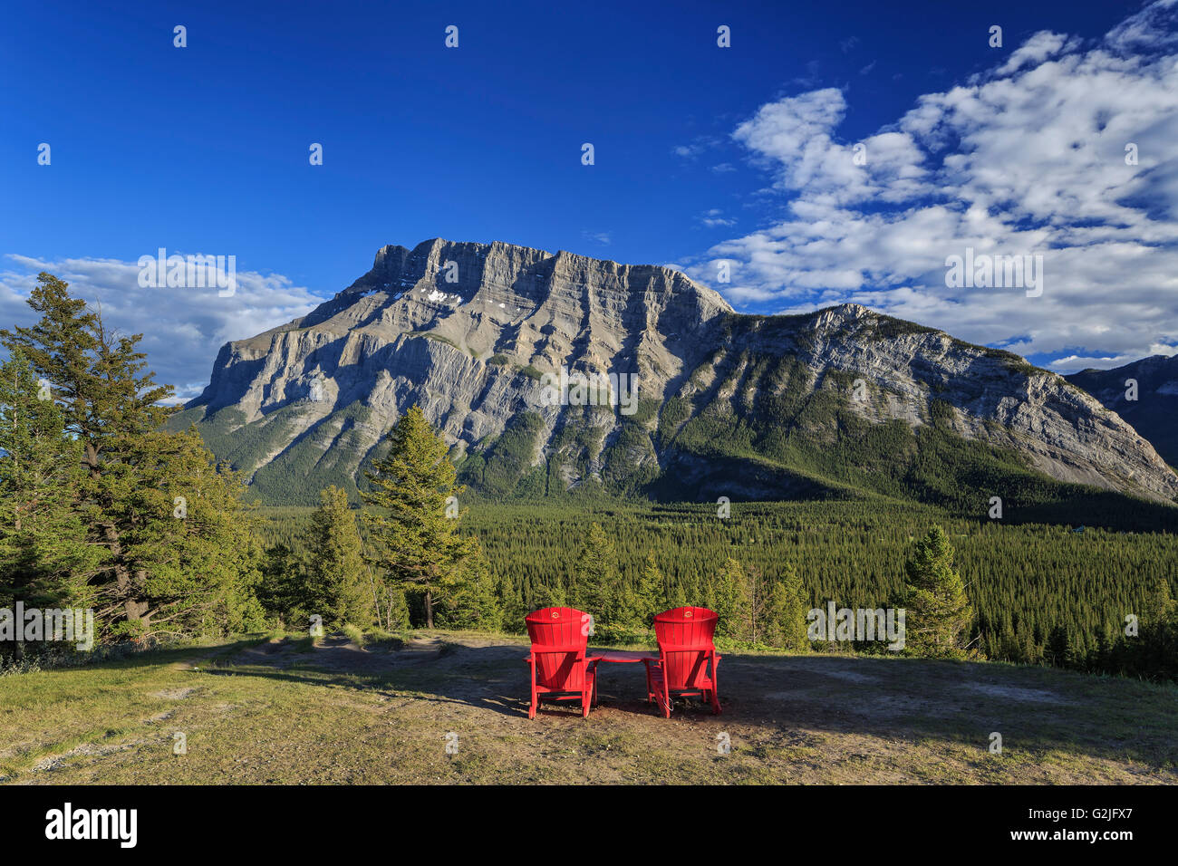 Adirondack Stühle mit Blick auf Mount Rundle aus Sicht der Tunnel Mountain Nationalpark Banff Alberta Canada (Teil Parks Canada Stockfoto