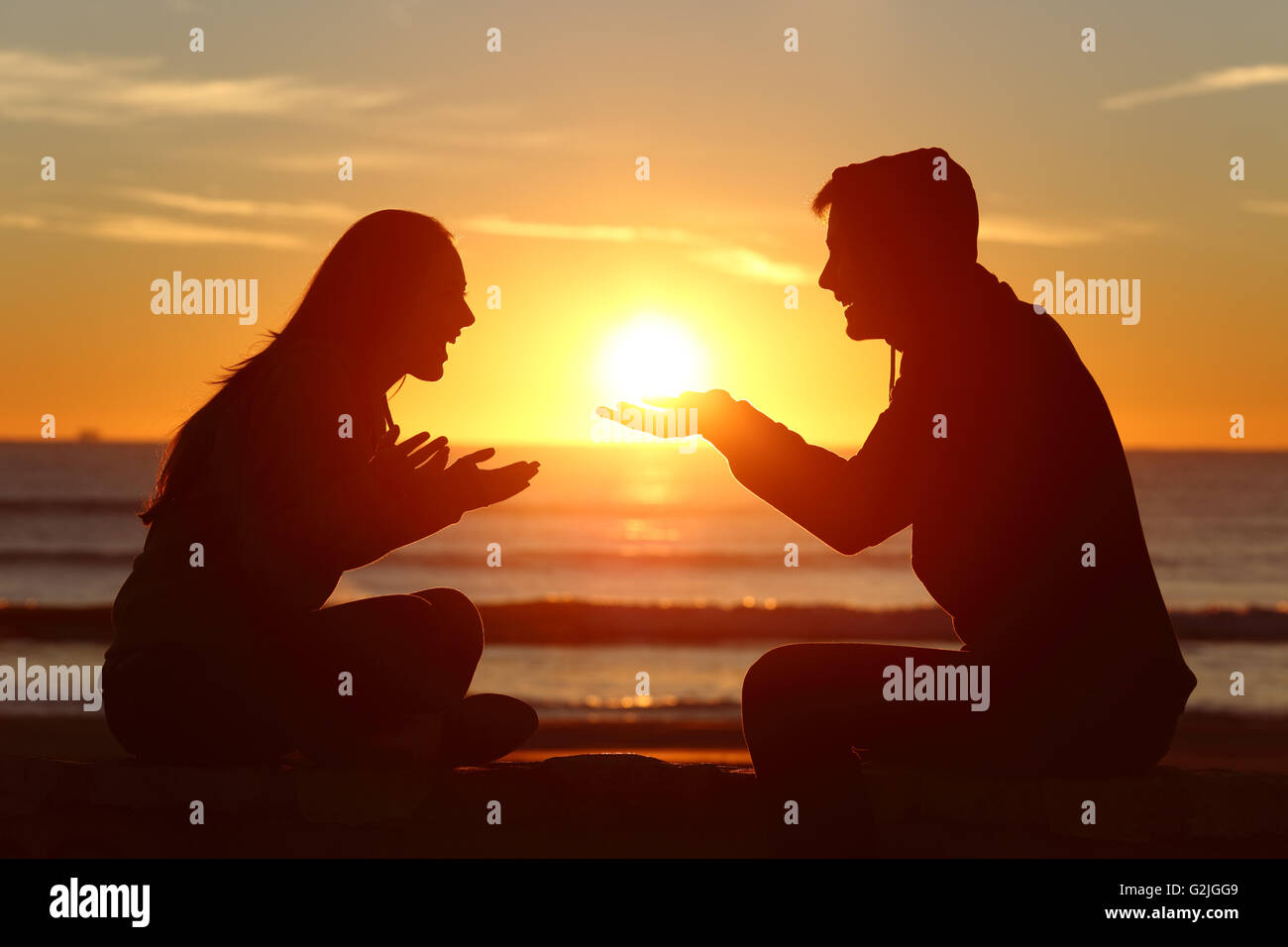 Porträt von einer Seitenansicht der Paare oder Freunde Silhouette, dating und verlieben mit einem Freund geben die Sonne Stockfoto