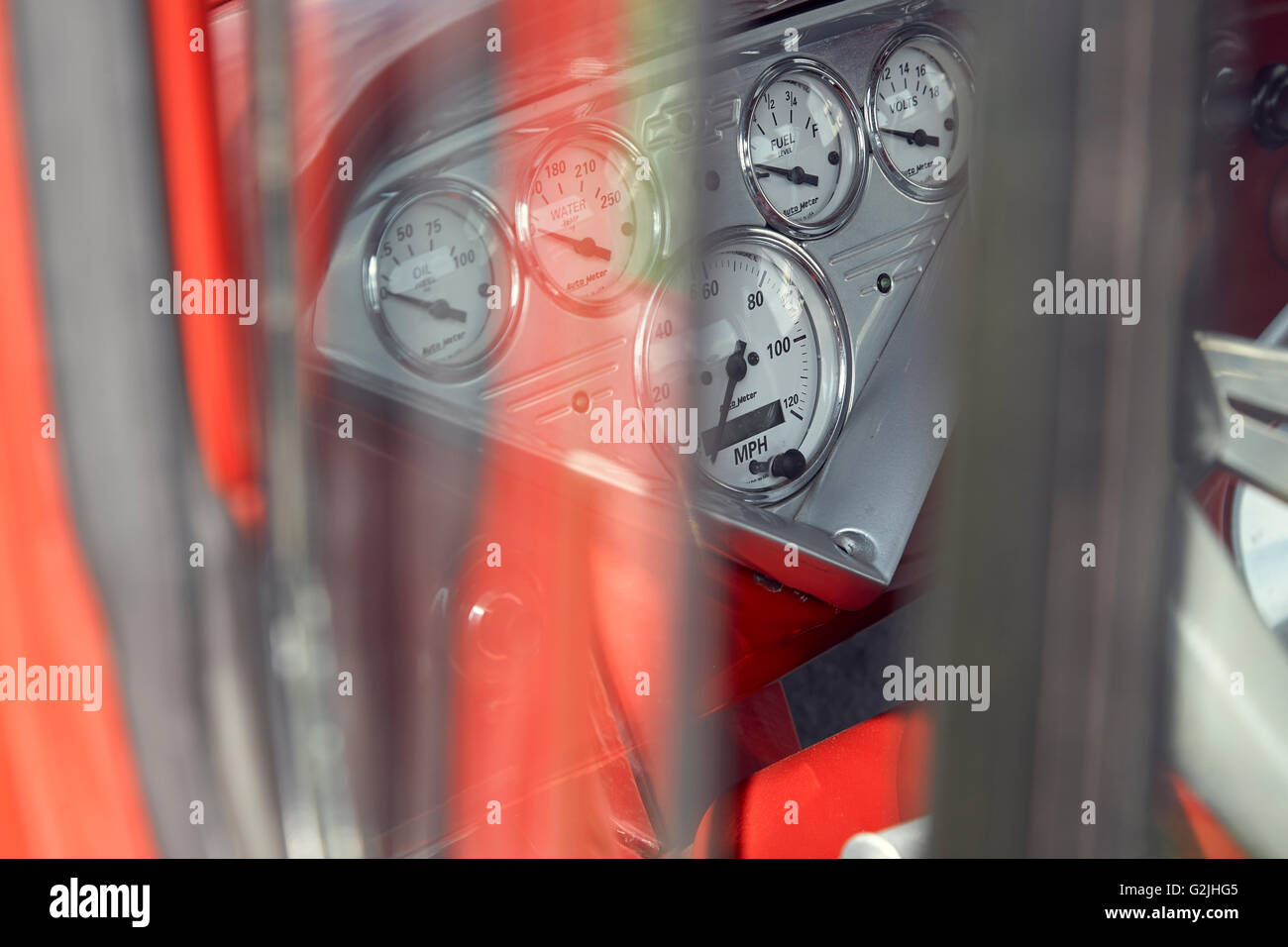 Hotrod Dashboard gesehen durch ein offenes Fenster Stockfoto