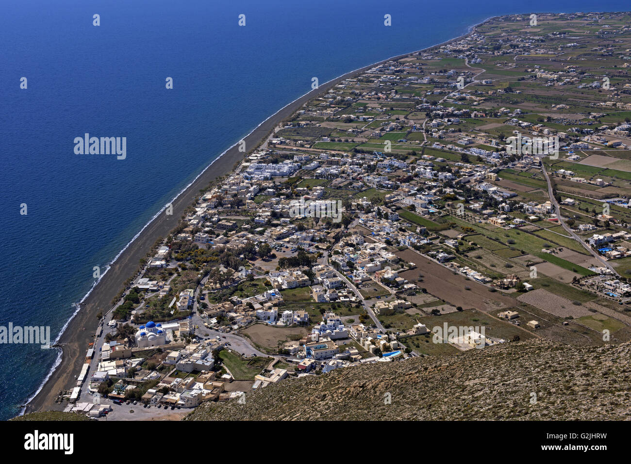 Panoramablick auf Perissa Resort und Küste auf Santorin, Kykladen, Griechenland Stockfoto