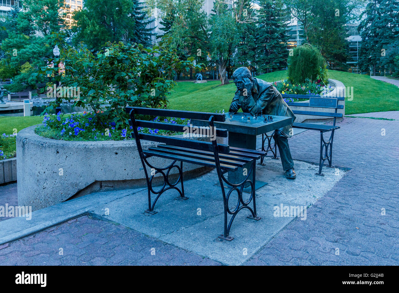 Messing Skulptur der Schachspieler namens The Winner von John Seward Johnson, Calgary, Alberta, Kanada Stockfoto