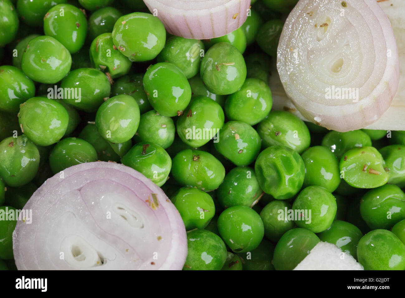 Frische grüne Erbsen bereit zum Kochen nach einem klassischen französischen Rezept Stockfoto