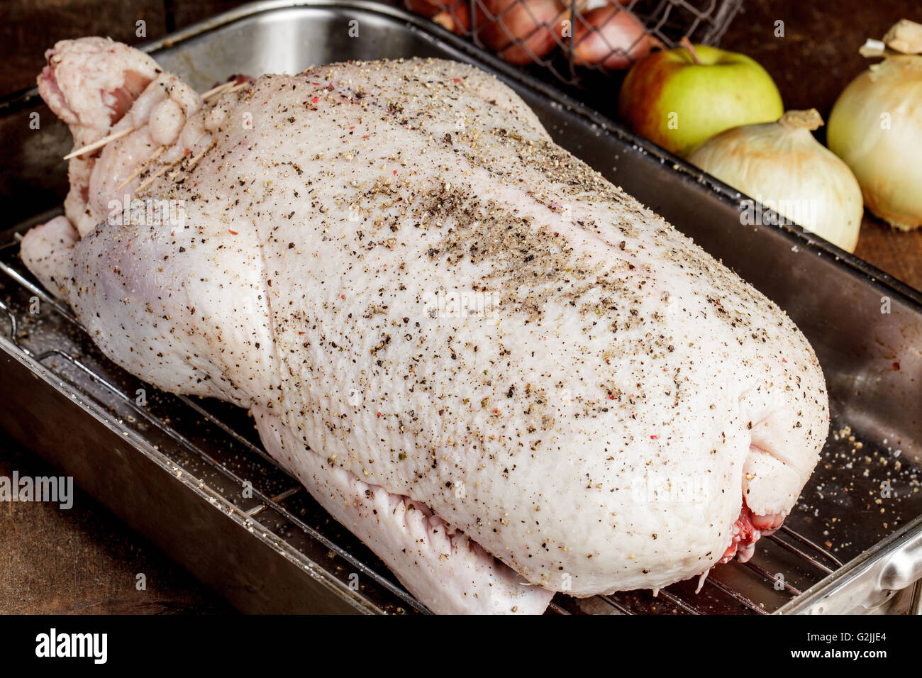 Frische rohe Barbery Ente Wth Gewürze in Metall Bräter kochbereit Stockfoto