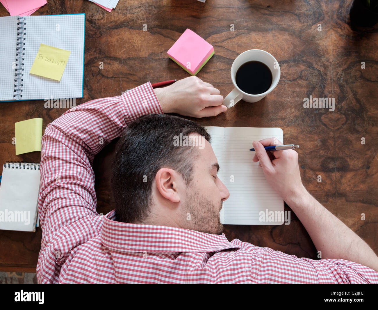 Porträt von erschöpften Arbeiter schlafen auf seinem desktop Stockfoto