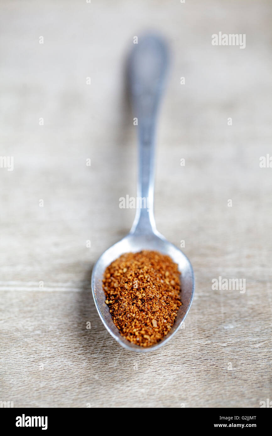 Getrocknete Chili Paprikaflocken auf Metalllöffel präsentiert Stockfoto