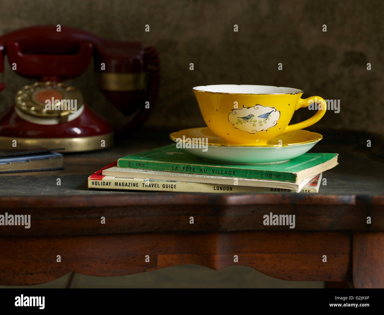 Teetasse auf Oldtimer Bücher Stockfoto