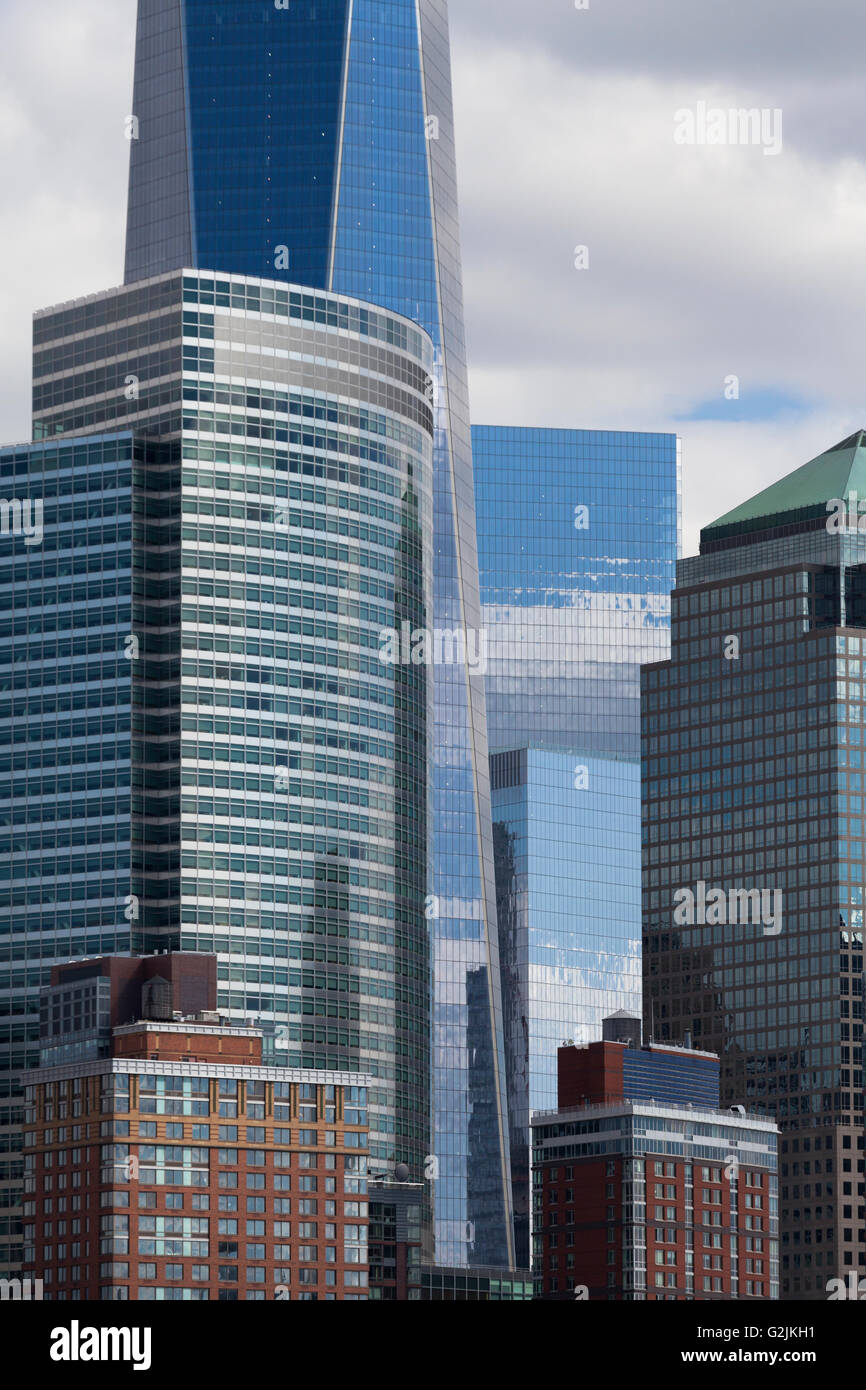 Detail der Geschäftshäuser und moderne Wolkenkratzer in Manhattan, New York City. Stockfoto