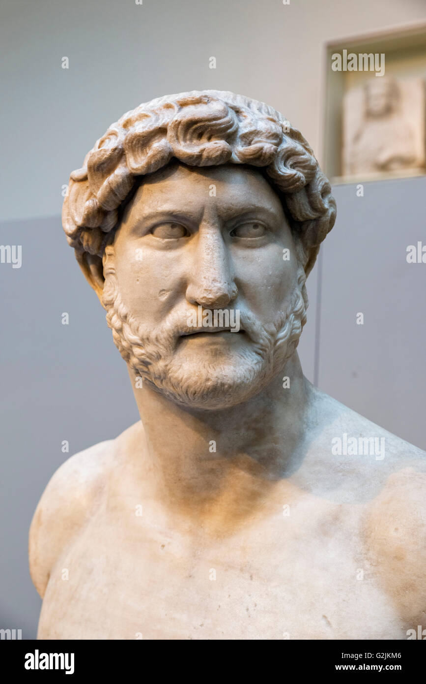 Marmorbüste des Kaisers Hadrian (76 – 138 n. Chr.), 14. Kaiser des römischen Reiches (117-138 n. Chr.), Datum der Statue c. 117-138 n. Chr., British Museum, Bloomsbury, London, England, UK Stockfoto