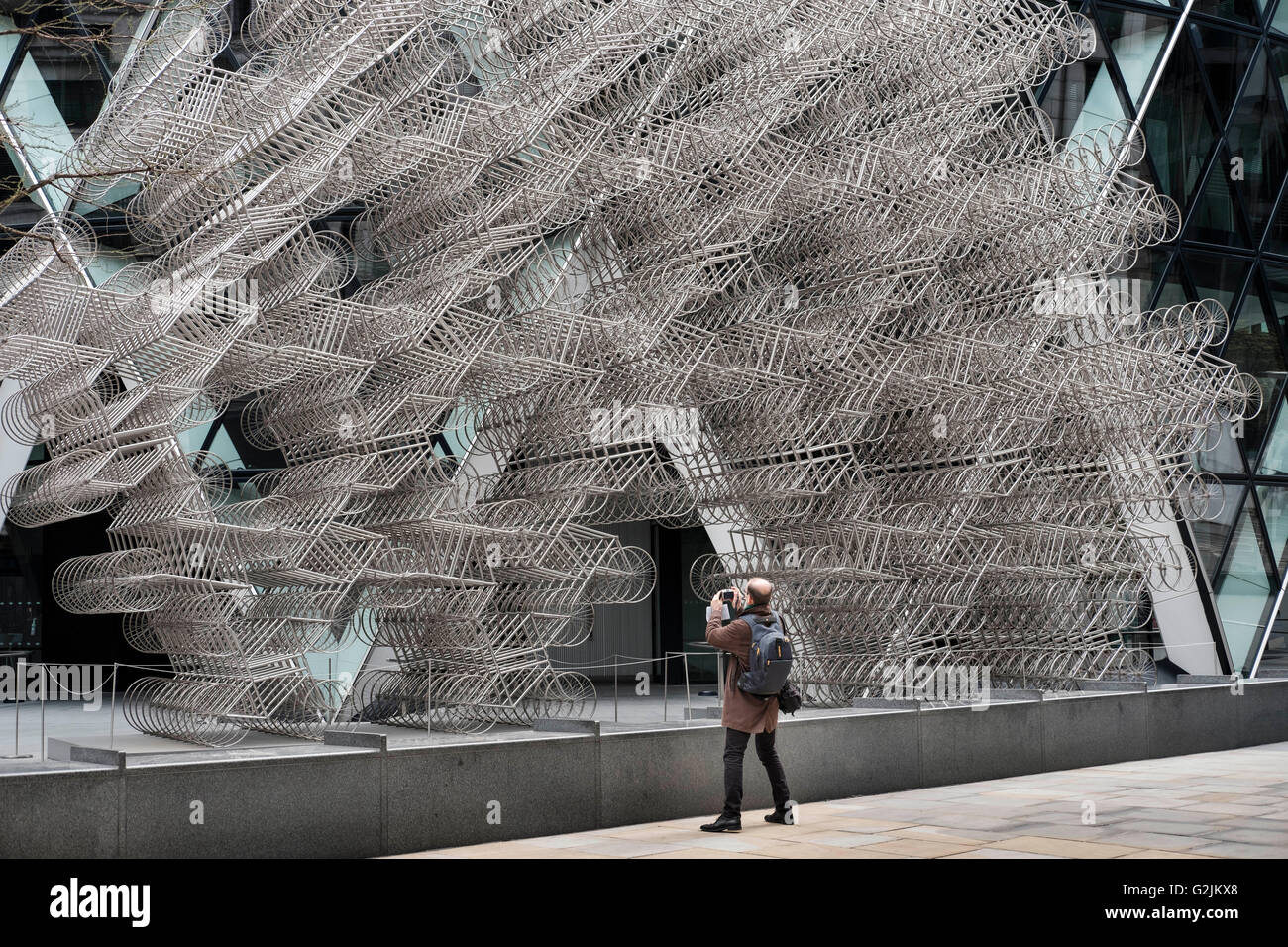 Touristen fotografieren Ai Weiweis Skulptur "FOREVER" installiert außerhalb der Gherkin, City of London, England Stockfoto