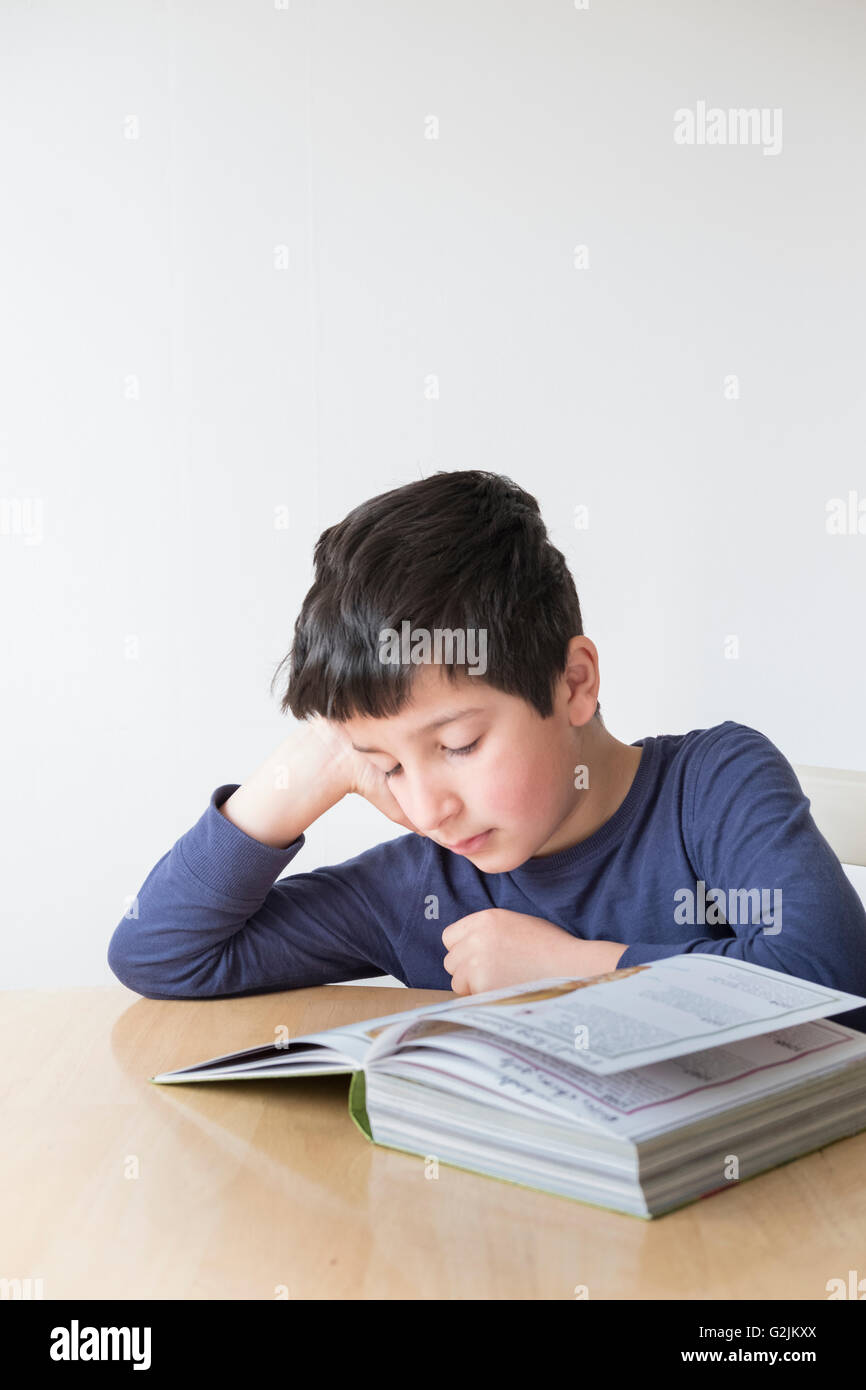 Junge, 8 Jahre alt, ein Buch zu lesen Stockfoto