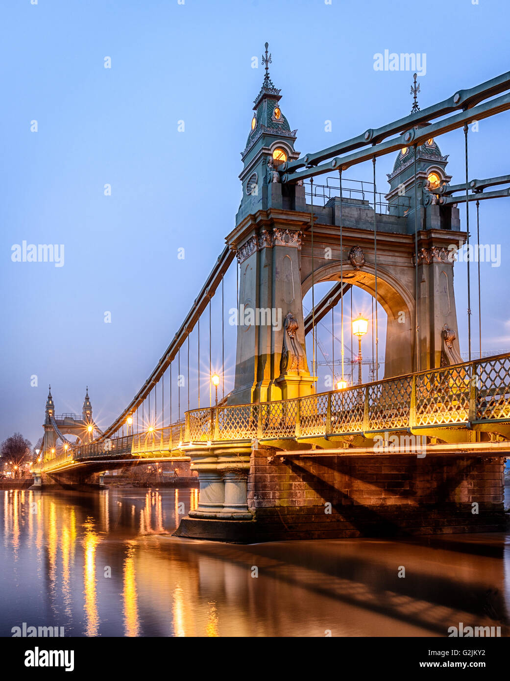 Hammersmith Bridge bei Nacht, London, UK Stockfoto