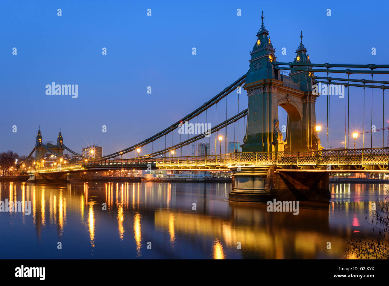 Hammersmith Bridge bei Nacht, London, UK Stockfoto