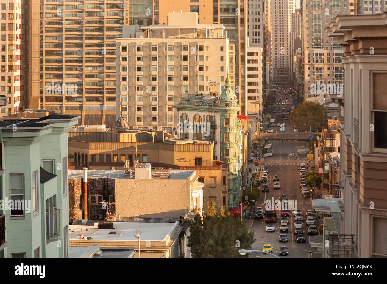 Verkehr auf Kearney Street, Columbus Tower - erhöhte Sicht, San Francisco, Kalifornien, USA Stockfoto