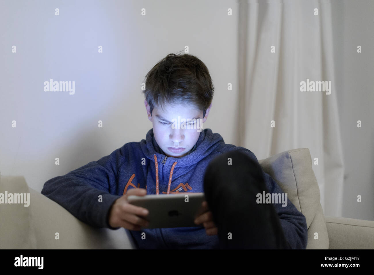Teenager spielen auf einem tablet Stockfoto
