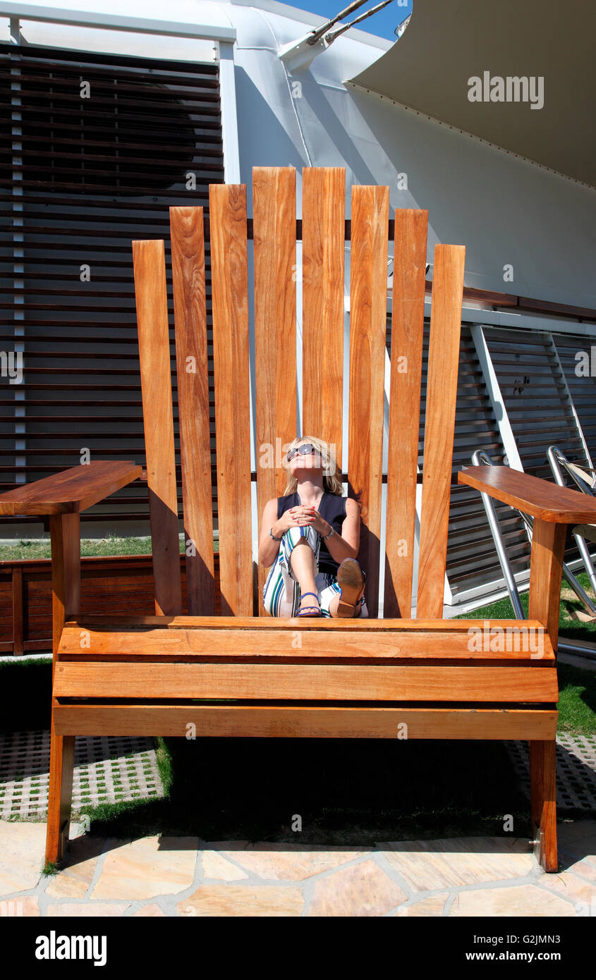 Sonnenbaden in riesigen Stuhl im Ausland Celebrity Silhouette Stockfoto