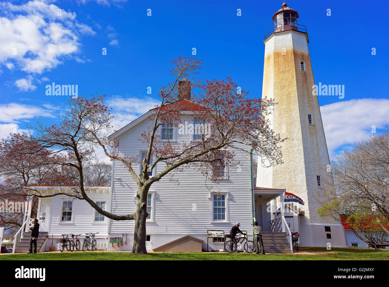 Middletown Township, Vereinigte Staaten - 26. April 2015: Sandy Hook Light Tower und Hausbau. Sandy Hook befindet sich im Hochland Stockfoto