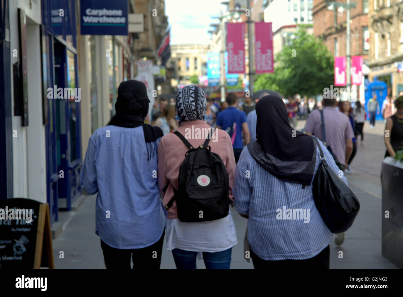 Drei muslimischen Frau im Kopftuch auf der Straße der Stadt Glasgow, Schottland, Großbritannien hijab Schal Stockfoto