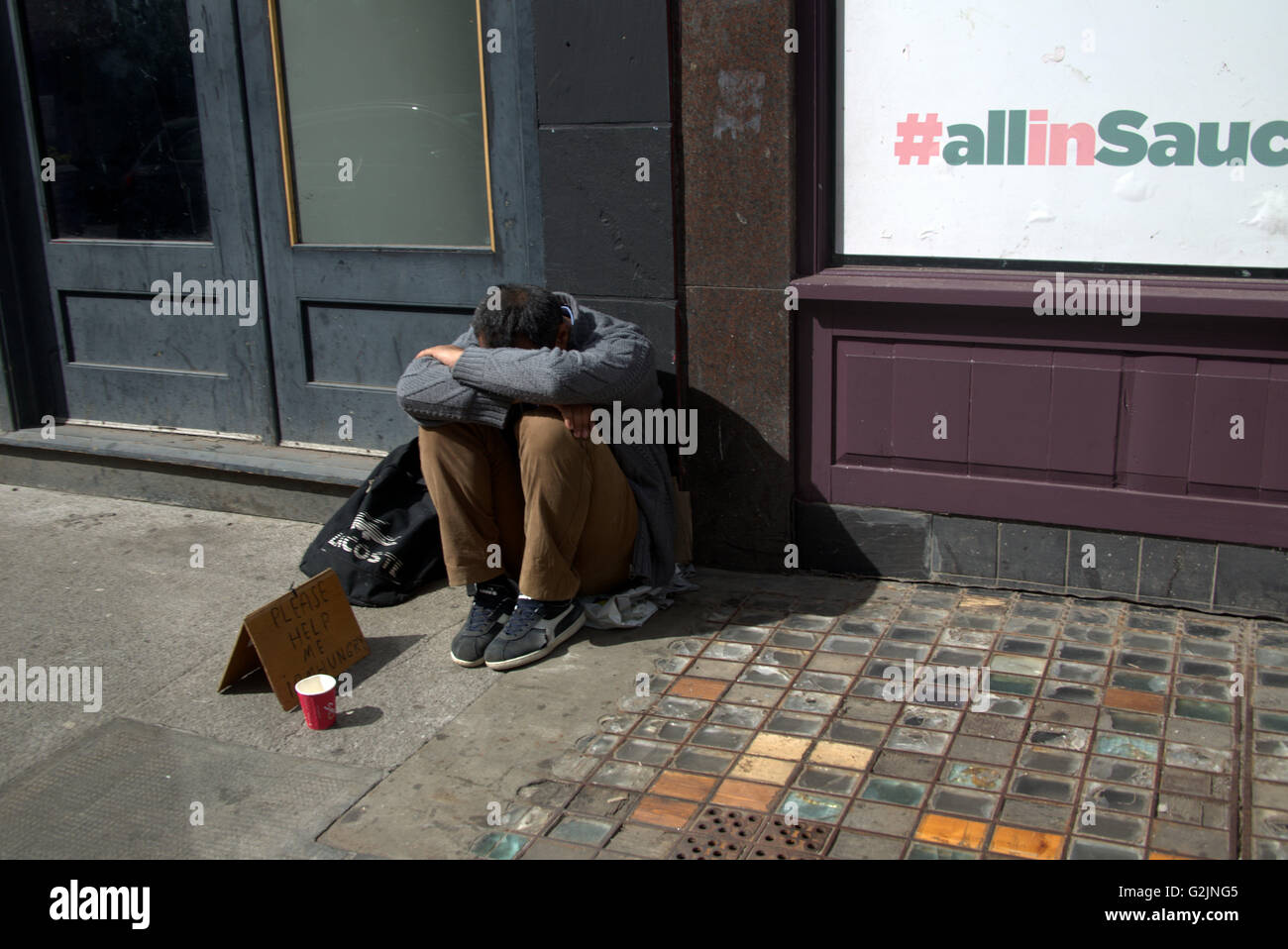 Obdachloser betteln mit Schild Glasgow, Schottland, UK. Stockfoto