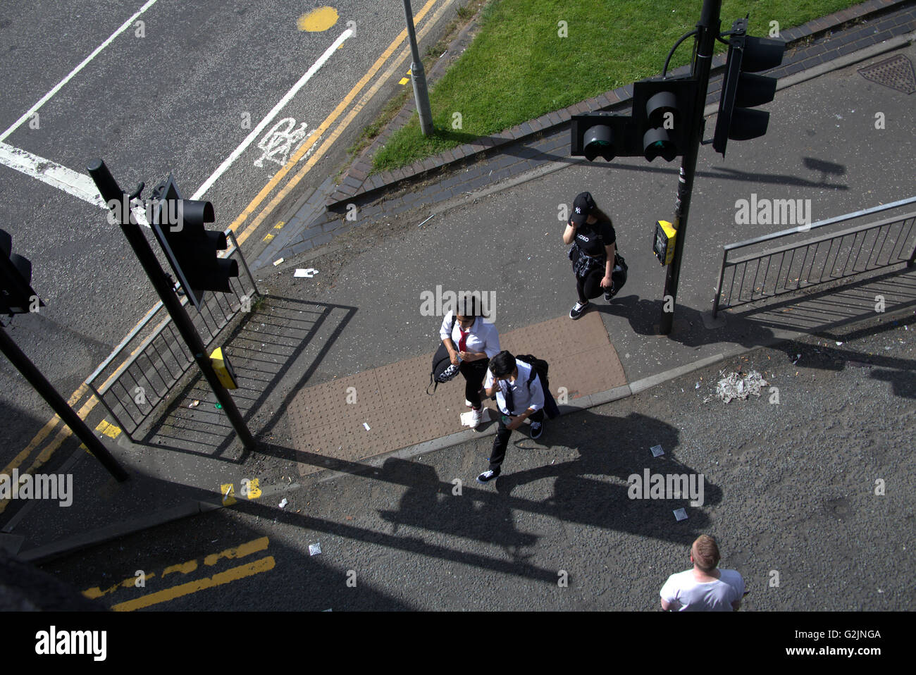 Schülerinnen und Schüler über Straße von oben an der Ampel, Glasgow, Schottland, Großbritannien. Stockfoto