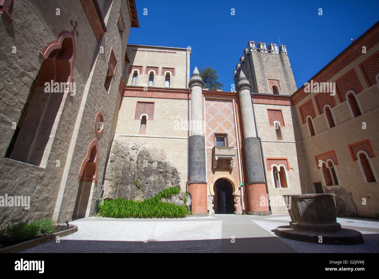Innenhofplatz der Festung Rocchetta Mattei, Grizzana Morandi, Bologna, Emilia Romagna, Italien. Stockfoto