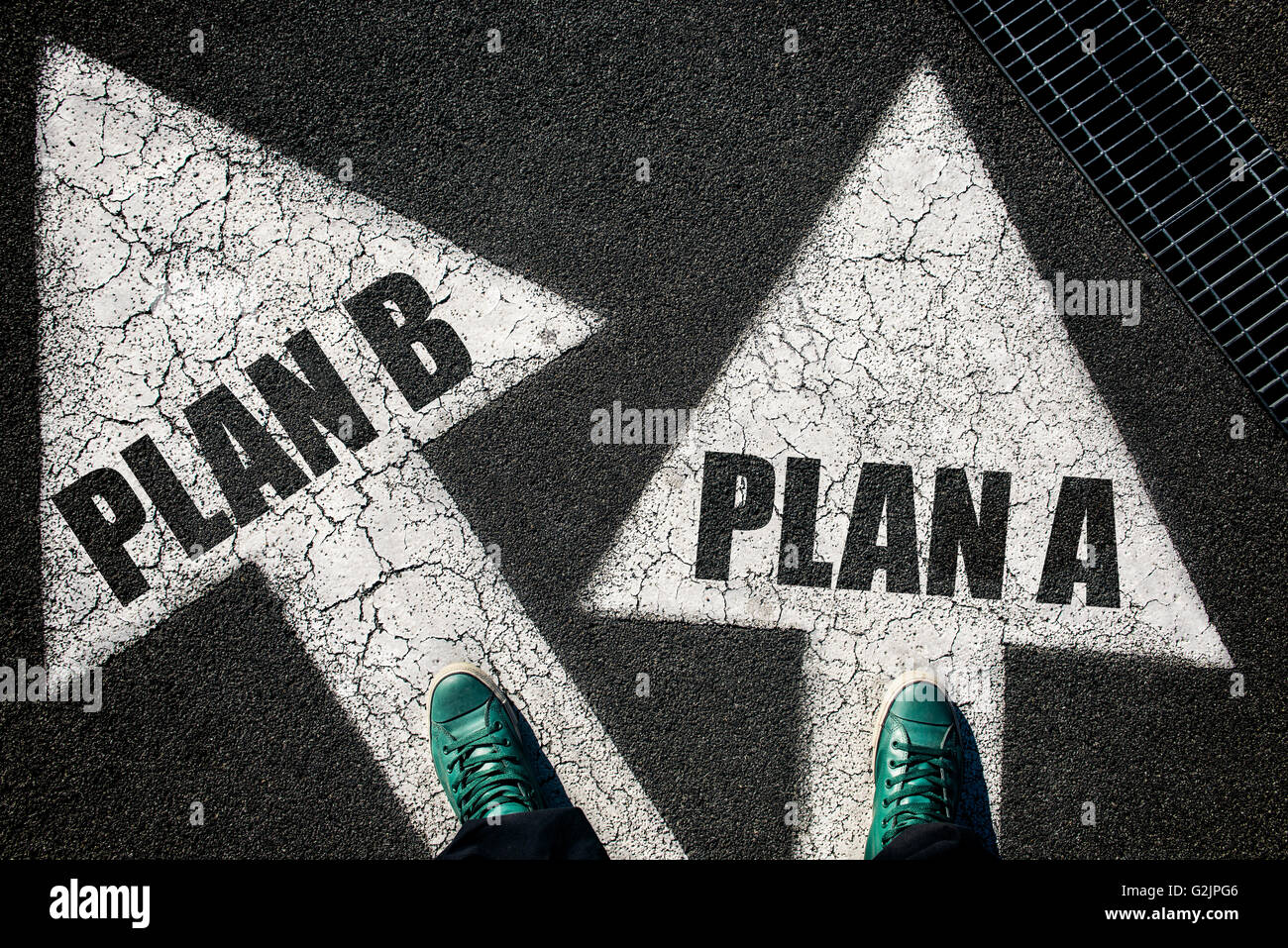 Dilemma-Konzept mit mans Beine auf Plan ein und b Zeichen auf der Straße Stockfoto