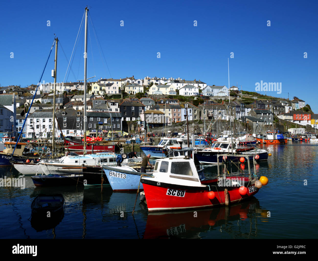 Eine Hafen-Szene mit bunten Booten vertäut am Mevagissey, Cornwall. Stockfoto