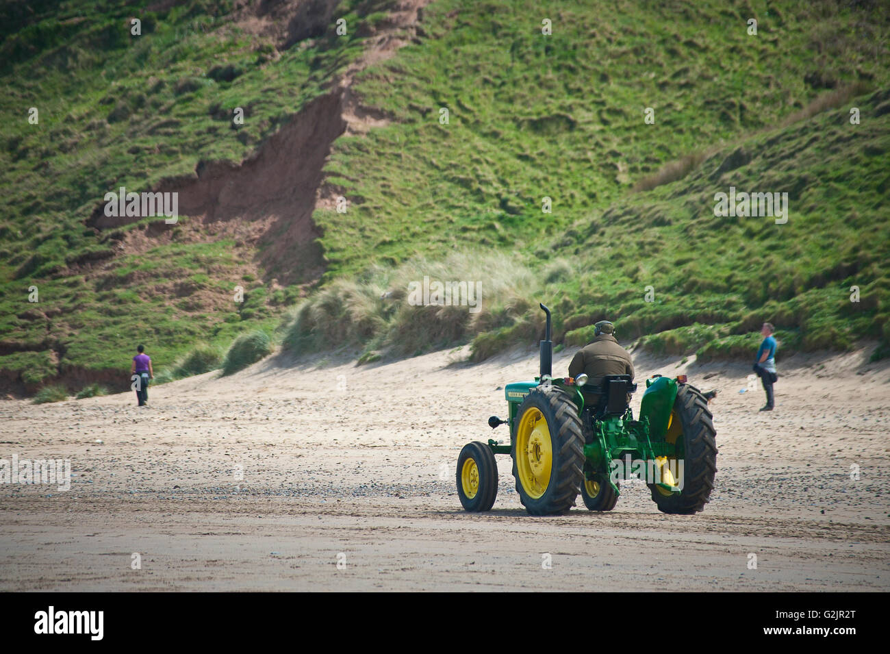 alten Oldtimer Traktoren auf Marske sandigen Strand unter grasbewachsenen Klippen Stockfoto