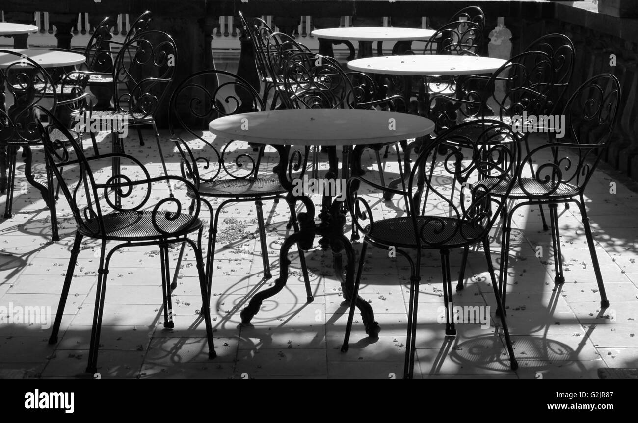 Marmor, gedeckte Tische, Gusseisen, Stuhl, Balkon schwarz-weiß, Terrasse, im Freien, Café, Restaurant, Alfresco, Cafeteria, Sitzgelegenheiten, dekorativ, elegant. Stockfoto