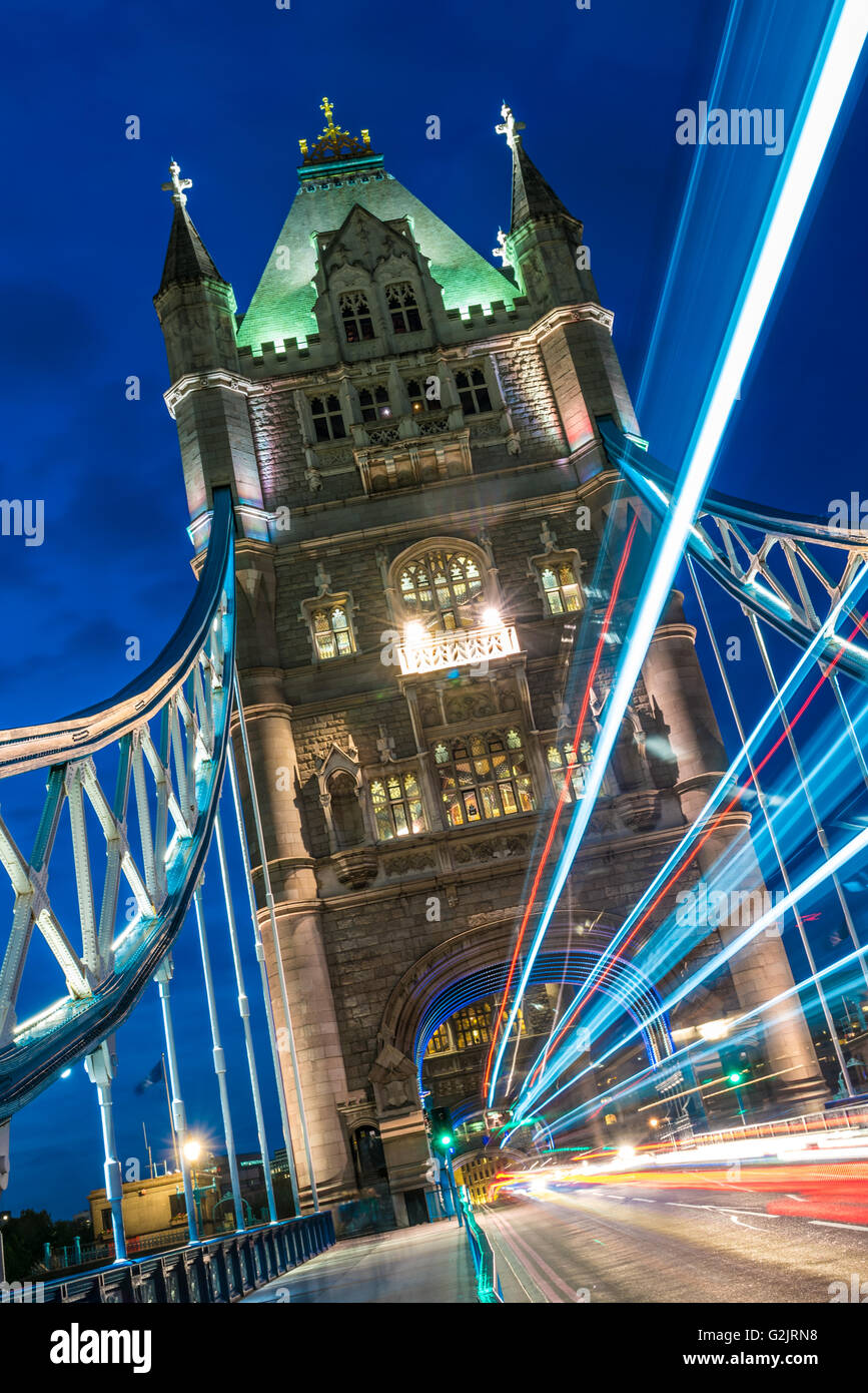 Tower Bridge über die Themse in London in der Abenddämmerung mit helle Streifen vom Verkehr Stockfoto