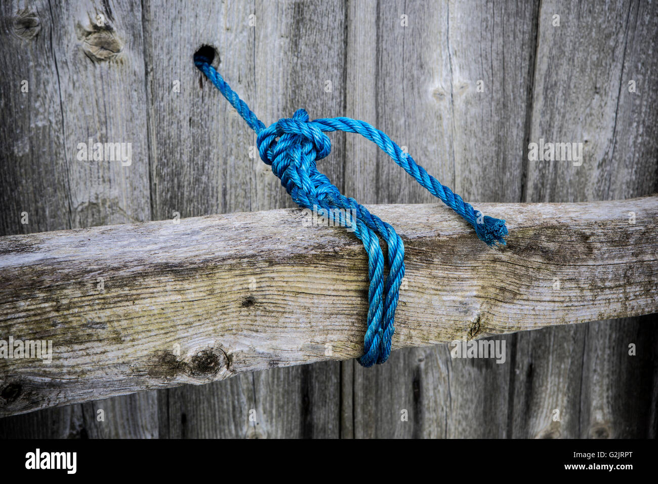 Blauen Seil hält eine Tür geschlossen. Stockfoto