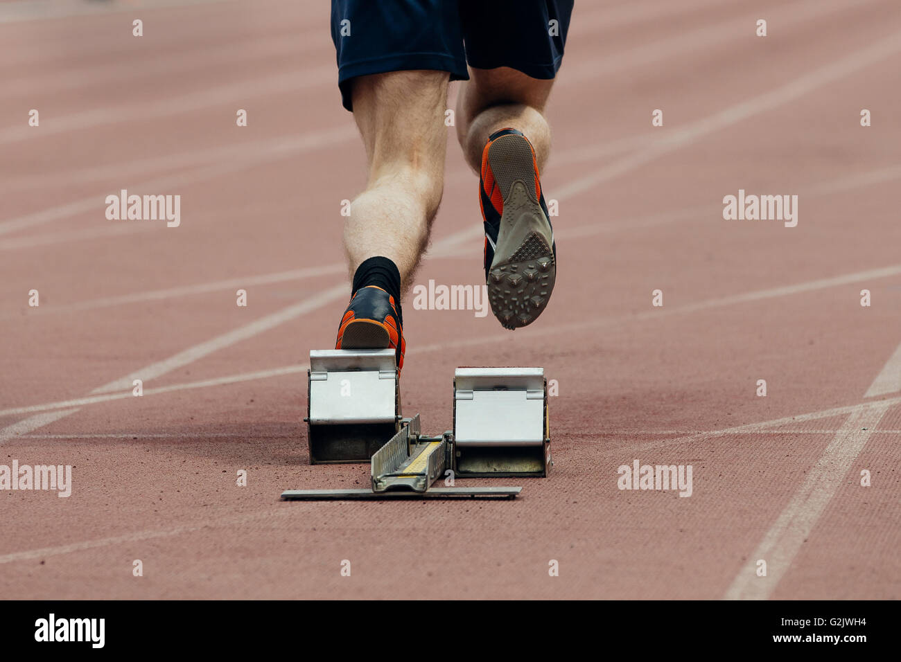 Beginn der Sprint Sportler Männer. Sicht nach hinten nur Beine Stockfoto