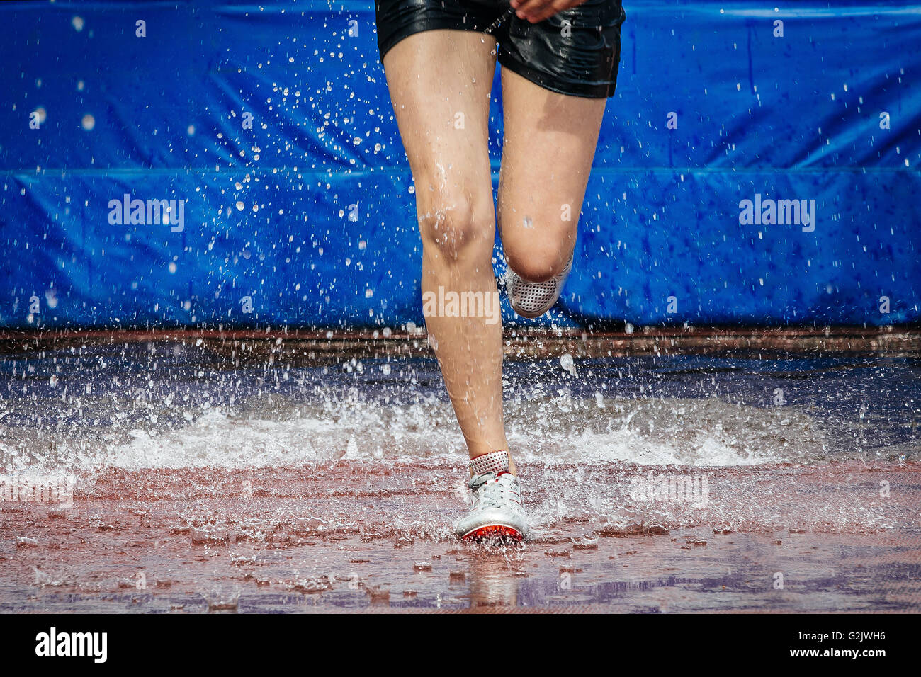 Athlet Fuß Frauen laufen Hindernislauf. ein Spray des Wassers Stockfoto