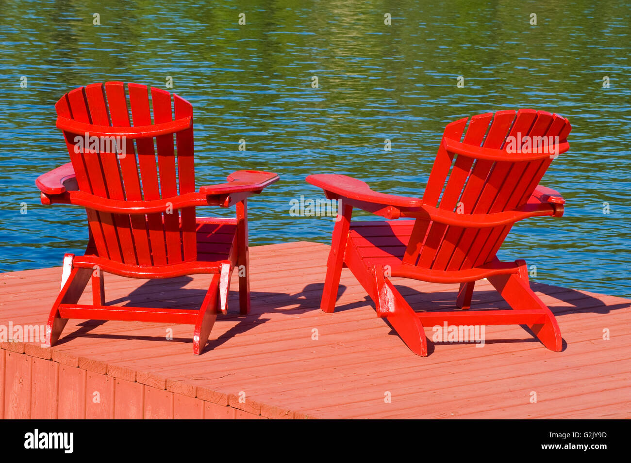 Muskoka Stühle auf Dock, Lake Of The Woods, Nordwesten von Ontario, Kanada Stockfoto