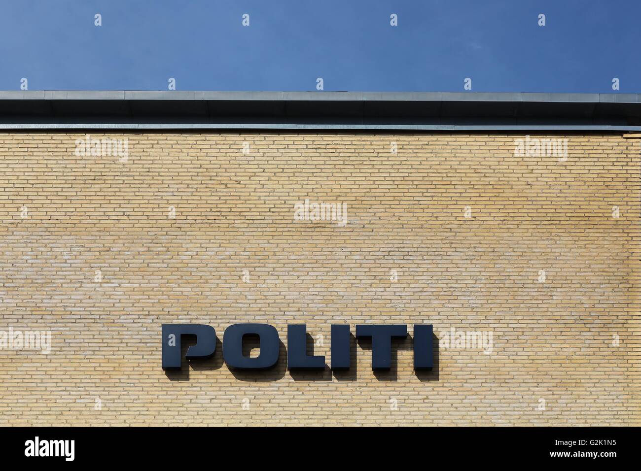 Dänische Polizei Zeichen an der Wand eines Gebäudes Stockfoto