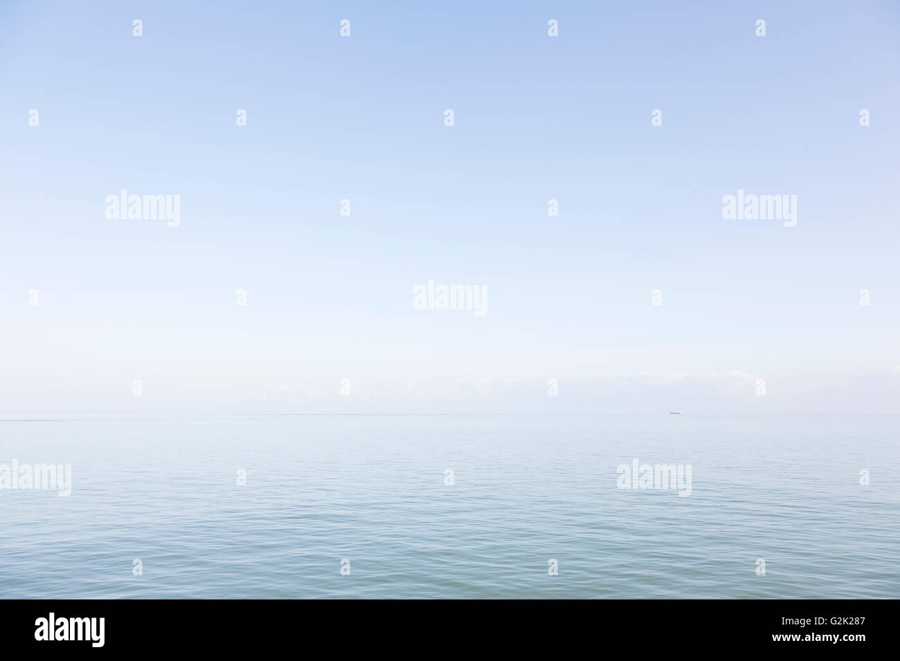 Margate, Großbritannien. Nordsee gegen blass blauen Himmel. Stockfoto