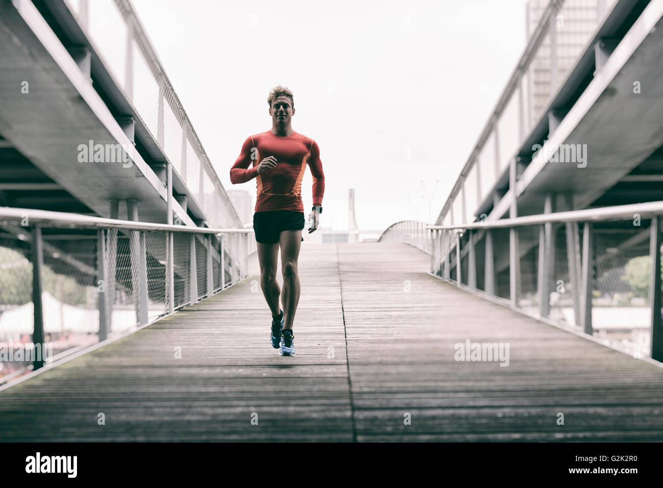 Männliche Läufer in der Stadt. Kaukasische Cheerfull Jogger männlich in seinen 20ern Stockfoto