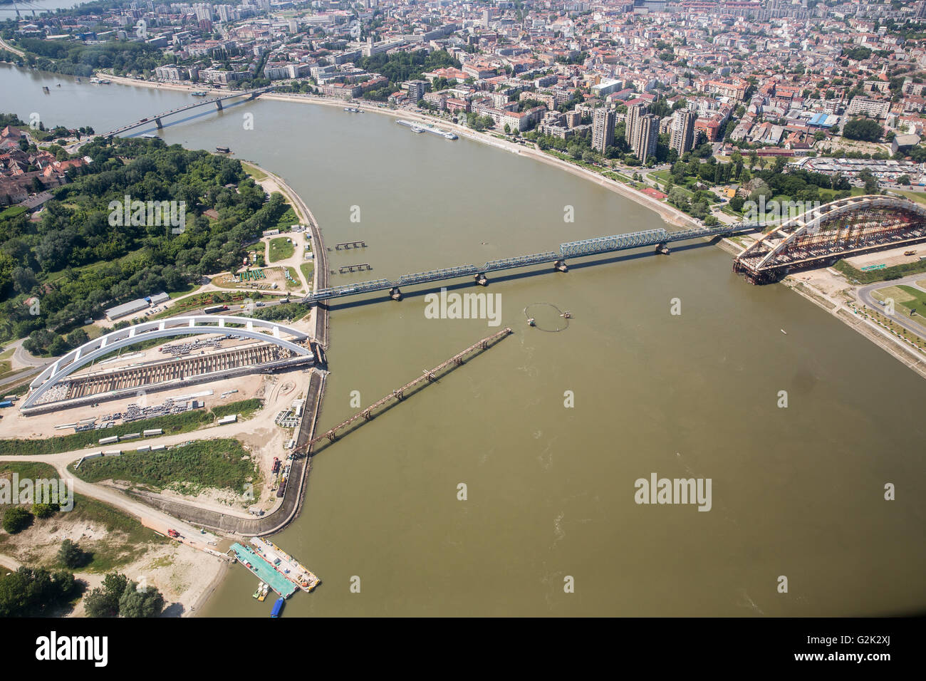 Luftaufnahme der Zezelj Brücke in Novi Sad, Serbien Stockfoto