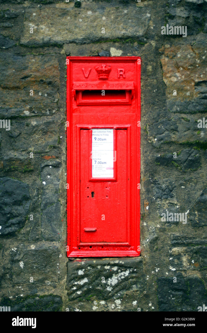 Viktorianischen roten Briefkasten inmitten einer Wand Stockfoto