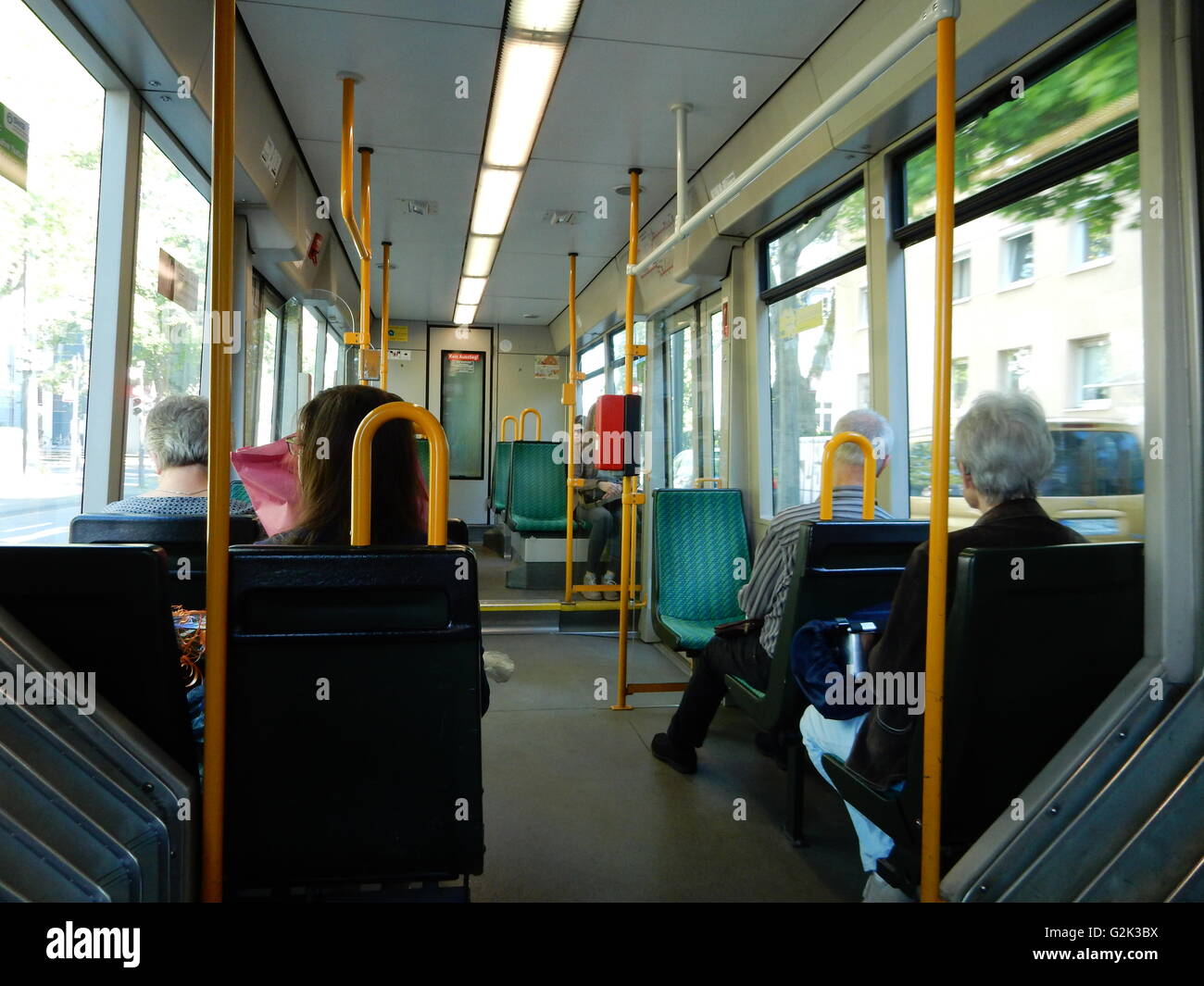 einige Passagiere in einer Straßenbahn in Bonn, Deutschland Stockfoto