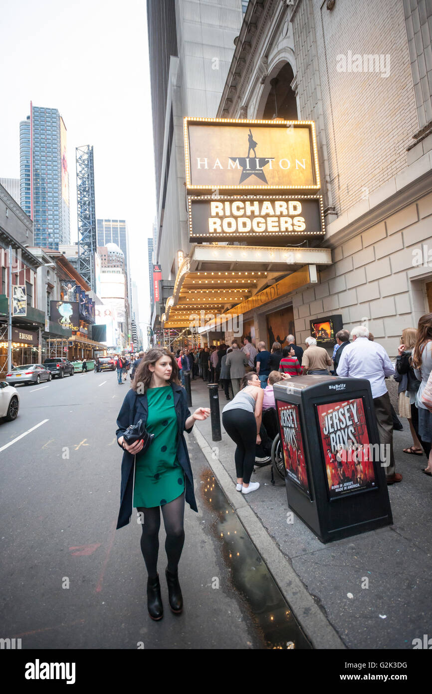 Theaterbesucher außerhalb Richard Rodgers Theatre, die Blockbuster "Hamilton" in New York auf Dienstag, 24. Mai 2016 zu sehen. Wieder einmal war die 2015-2016 Broadway-Spielzeit der höchsten Einspielergebnis Saison in der Geschichte nach der The Broadway League mit Publikum anwesend um 1,6 Prozent über letzte Saison und Abendkasse Grosses um 0,6 Prozent. (© Richard B. Levine) Stockfoto