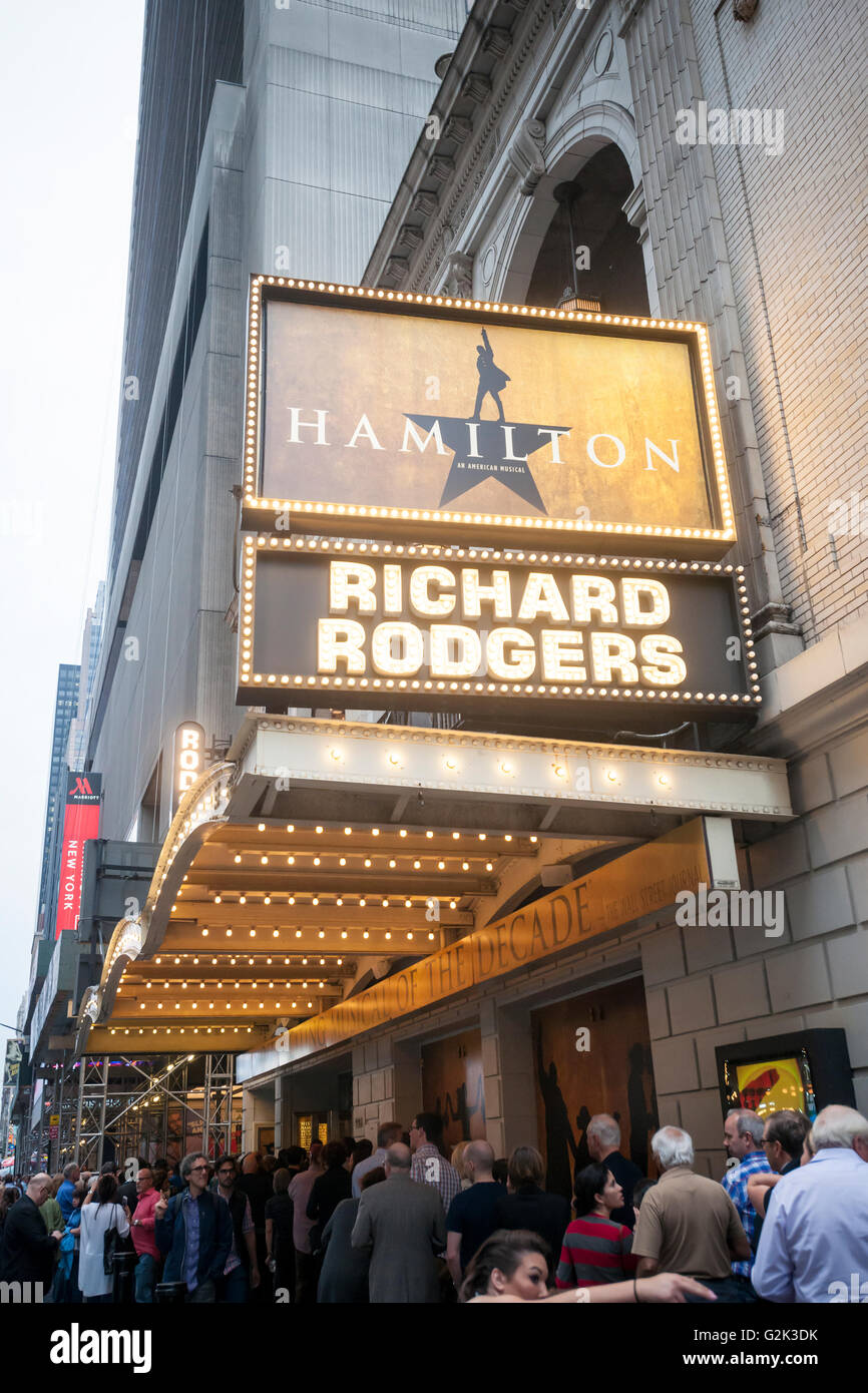 Theaterbesucher außerhalb Richard Rodgers Theatre, die Blockbuster "Hamilton" in New York auf Dienstag, 24. Mai 2016 zu sehen. Wieder einmal war die 2015-2016 Broadway-Spielzeit der höchsten Einspielergebnis Saison in der Geschichte nach der The Broadway League mit Publikum anwesend um 1,6 Prozent über letzte Saison und Abendkasse Grosses um 0,6 Prozent. (© Richard B. Levine) Stockfoto