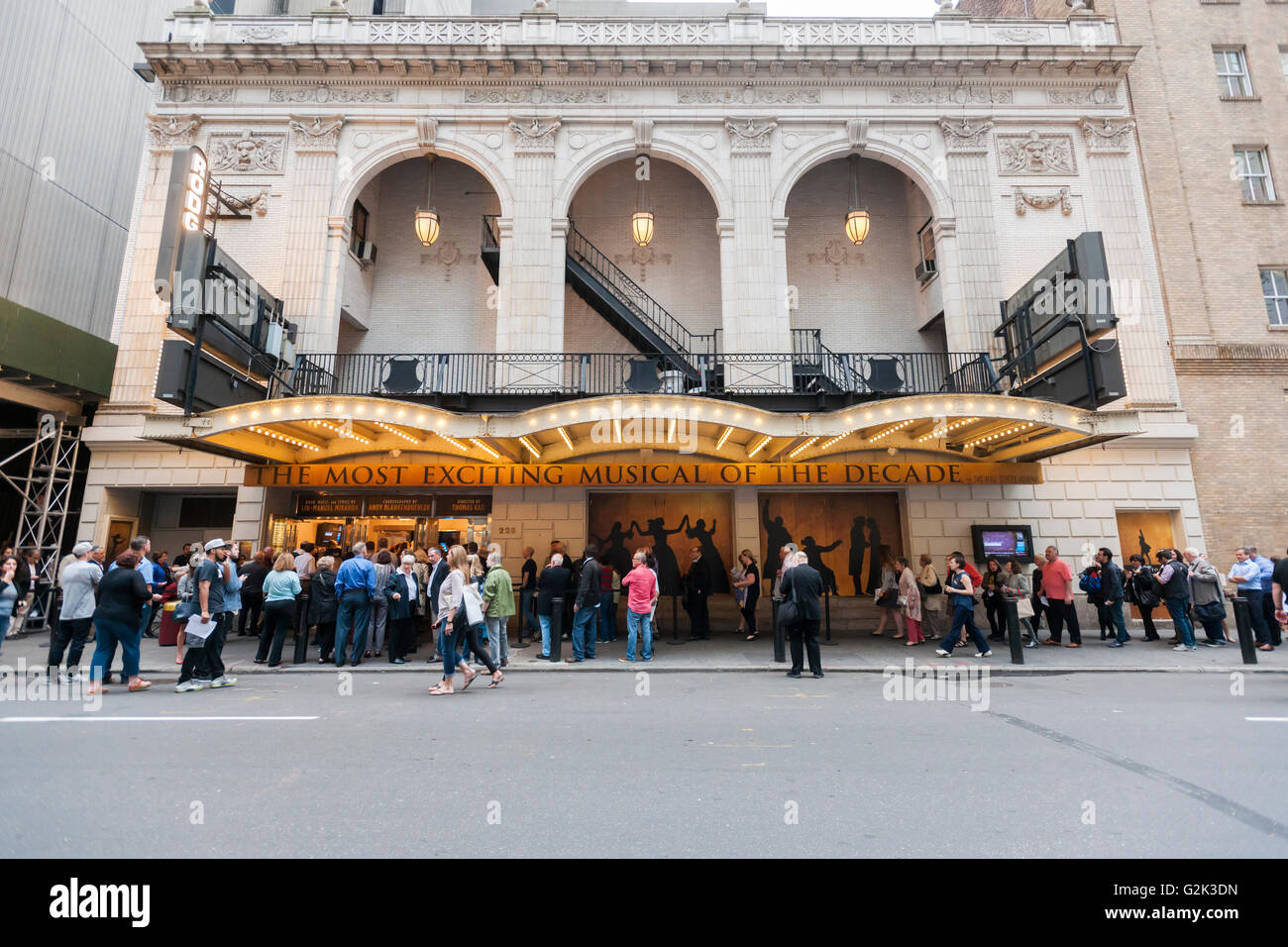 Theaterbesucher außerhalb Richard Rodgers Theatre, die Blockbuster "Hamilton" in New York auf Dienstag, 24. Mai 2016 zu sehen. Wieder einmal war die 2015-2016 Broadway-Spielzeit der höchsten Einspielergebnis Saison in der Geschichte nach der The Broadway League mit Publikum anwesend um 1,6 Prozent über letzte Saison und Abendkasse Grosses um 0,6 Prozent. (© Richard B. Levine) Stockfoto