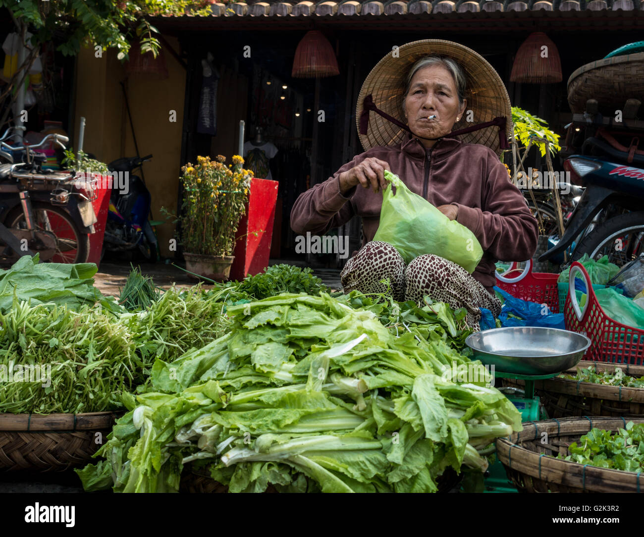 Vietnamesin Handel an der Hoi an einem Gemüsemarkt, Vietnam Stockfoto