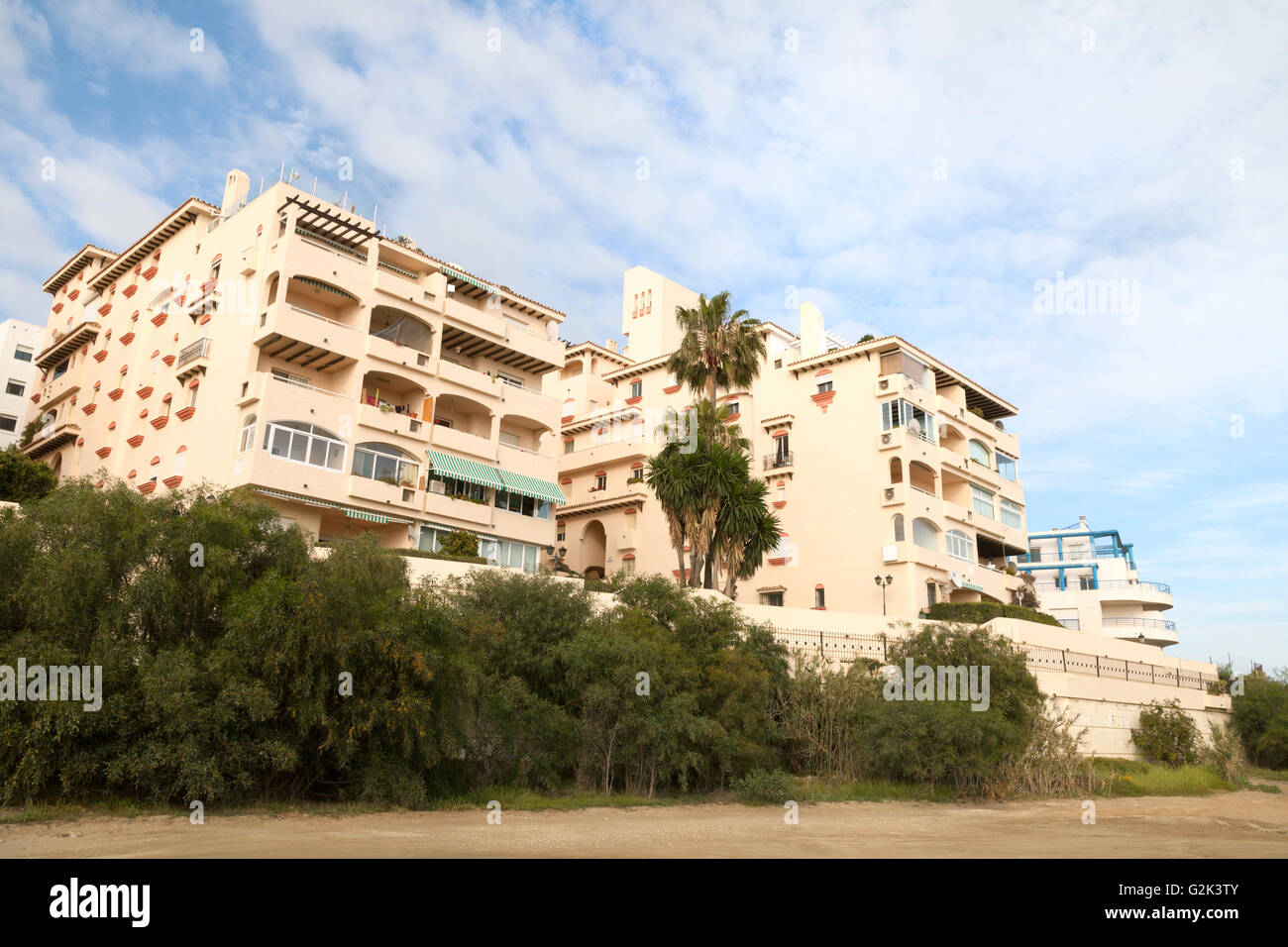 Holiday Apartmentblock am Strand, Estepona, Costa Del Sol, Andalusien Spanien Stockfoto