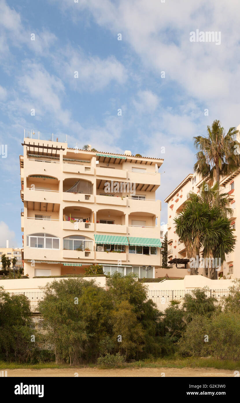 Holiday Apartmentblock am Strand, Estepona, Costa Del Sol, Andalusien Spanien Stockfoto