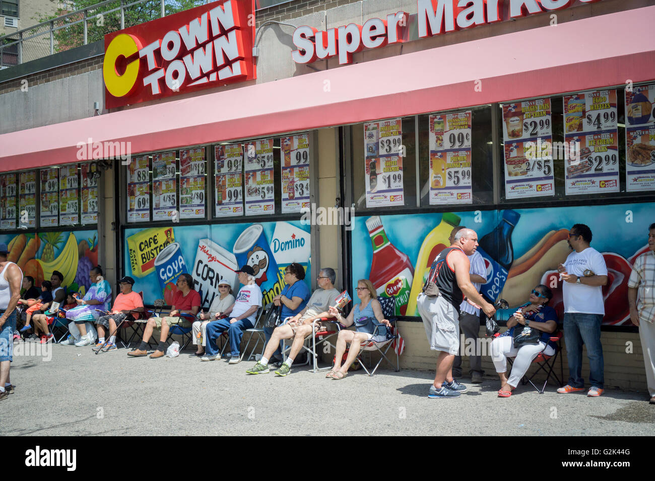 Bewohner und Besucher der Stadtteil East Village von New York vermeiden die Sonne während des Loisaida-Festivals auf Sonntag, 29. Mai 2016. Das Festival feiert das puertoricanische Erbe des East Village und der Lower East Side.  (© Richard B. Levine) Stockfoto