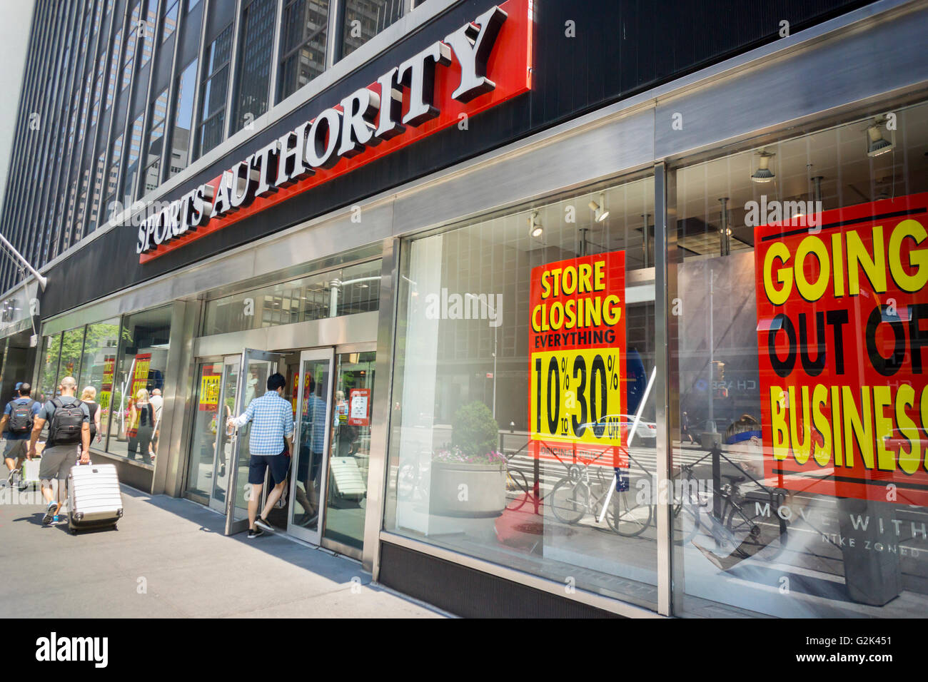 Sales bei einem Sports Authority Store in New York auf Samstag, 28. Mai 2016 schließen. Die Kette ist in den Prozess der Liquidation und wird allen 450 Filialen geschlossen werden. (© Richard B. Levine) Stockfoto